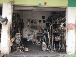 Onderdil Mobil yang Jadi Teman di Separuh Hidup Andi