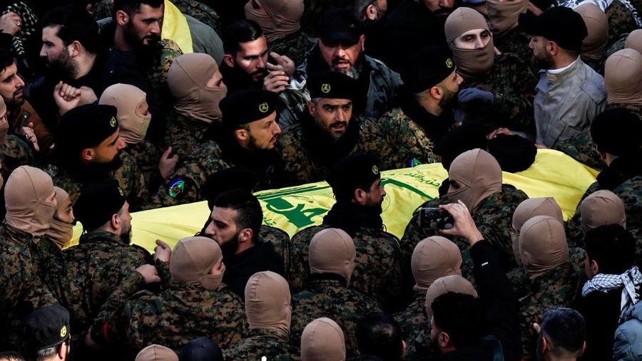 Para pelayat berkumpul pada hari upacara pemakaman umum untuk mendiang pemimpin Hizbullah Hassan Nasrallah dan Hashem Safieddine, nan tewas dalam serangan udara Israel tahun lalu, di Stadion Olahraga Camille Chamoun, di pinggiran Beirut, Lebanon, 23 Februari 2025. Para pelayat berkumpul pada hari upacara pemakaman umum untuk mendiang pemimpin Hizbullah Hassan Nasrallah dan Hashem Safieddine, nan tewas dalam serangan udara Israel tahun lalu, di Stadion Olahraga Camille Chamoun, di pinggiran Beirut, Lebanon, 23 Februari 2025. (REUTERS/Thaier Al-Sudani)