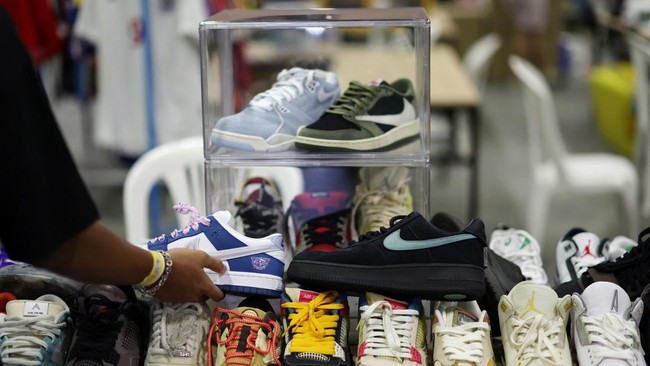 Pabrik Nike-Adidas Hengkang dari Tangerang, Kemenperin Ungkap Alasan Kemenperin mengatakan pabrik Nike dan Adidas hengkang dari Tangerang dan pindah ke daerah dengan upah pekerja yang lebih murah.