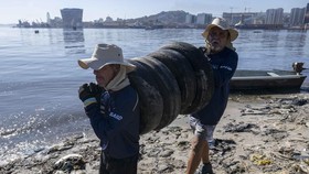 FOTO: Nelayan Brasil Berjibaku Lawan 'Tsunami' Sampah di Pantai