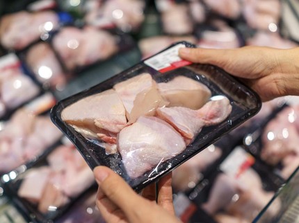 Persiapan Sahur, Borong Ayam dengan Harga Promo di Transmart Full Day Fress