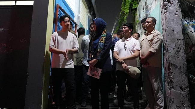 Wakil Presiden Gibran Rakabuming Raka blusukan bareng Wakil Wali Kota Surakarta Astrid Widayani malam-malam bagi kemeja.