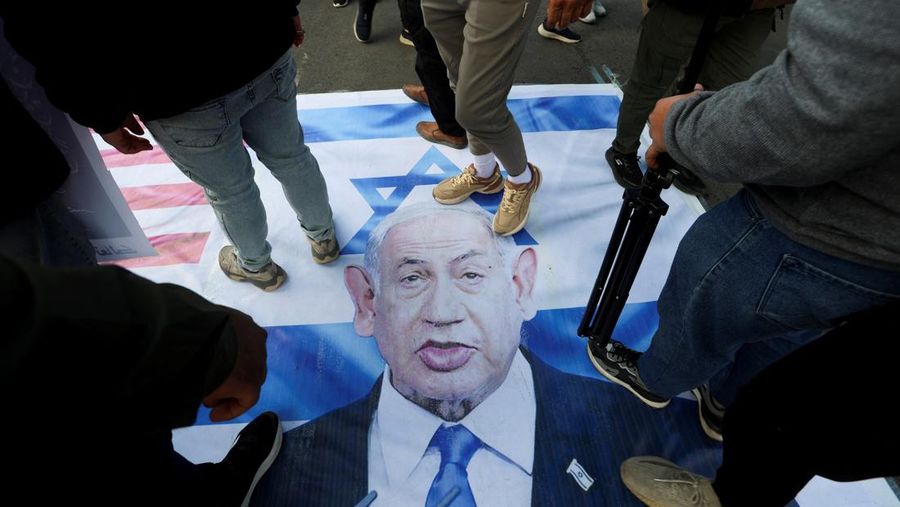 Para pelayat berkumpul pada hari upacara pemakaman umum untuk mendiang pemimpin Hizbullah Hassan Nasrallah dan Hashem Safieddine, nan tewas dalam serangan udara Israel tahun lalu, di Stadion Olahraga Camille Chamoun, di pinggiran Beirut, Lebanon, 23 Februari 2025. Para pelayat berkumpul pada hari upacara pemakaman umum untuk mendiang pemimpin Hizbullah Hassan Nasrallah dan Hashem Safieddine, nan tewas dalam serangan udara Israel tahun lalu, di Stadion Olahraga Camille Chamoun, di pinggiran Beirut, Lebanon, 23 Februari 2025. (REUTERS/Thaier Al-Sudani)
