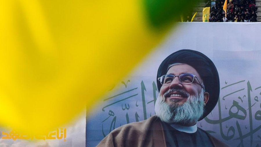 Para pelayat berkumpul pada hari upacara pemakaman umum untuk mendiang pemimpin Hizbullah Hassan Nasrallah dan Hashem Safieddine, nan tewas dalam serangan udara Israel tahun lalu, di Stadion Olahraga Camille Chamoun, di pinggiran Beirut, Lebanon, 23 Februari 2025. Para pelayat berkumpul pada hari upacara pemakaman umum untuk mendiang pemimpin Hizbullah Hassan Nasrallah dan Hashem Safieddine, nan tewas dalam serangan udara Israel tahun lalu, di Stadion Olahraga Camille Chamoun, di pinggiran Beirut, Lebanon, 23 Februari 2025. (REUTERS/Thaier Al-Sudani)