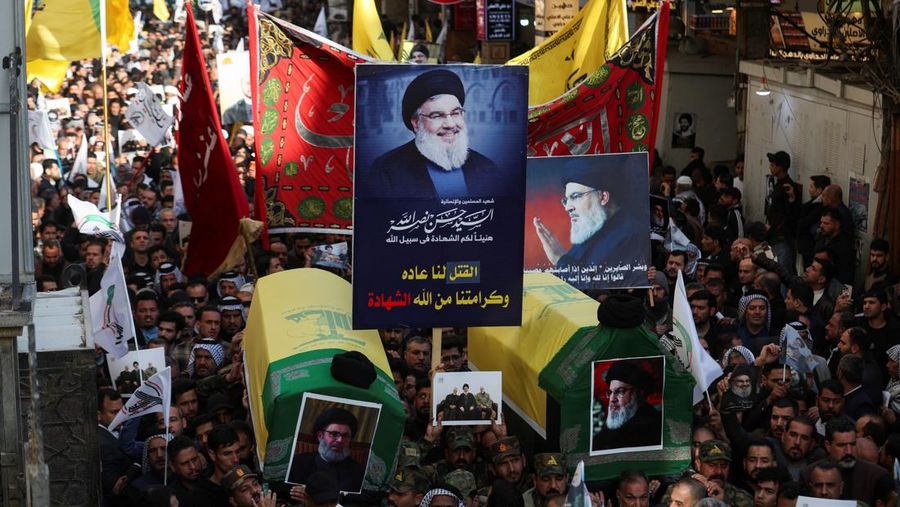 Para pelayat berkumpul pada hari upacara pemakaman umum untuk mendiang pemimpin Hizbullah Hassan Nasrallah dan Hashem Safieddine, nan tewas dalam serangan udara Israel tahun lalu, di Stadion Olahraga Camille Chamoun, di pinggiran Beirut, Lebanon, 23 Februari 2025. Para pelayat berkumpul pada hari upacara pemakaman umum untuk mendiang pemimpin Hizbullah Hassan Nasrallah dan Hashem Safieddine, nan tewas dalam serangan udara Israel tahun lalu, di Stadion Olahraga Camille Chamoun, di pinggiran Beirut, Lebanon, 23 Februari 2025. (REUTERS/Thaier Al-Sudani)