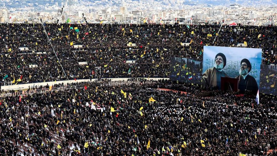Para pelayat berkumpul pada hari upacara pemakaman umum untuk mendiang pemimpin Hizbullah Hassan Nasrallah dan Hashem Safieddine, nan tewas dalam serangan udara Israel tahun lalu, di Stadion Olahraga Camille Chamoun, di pinggiran Beirut, Lebanon, 23 Februari 2025. Para pelayat berkumpul pada hari upacara pemakaman umum untuk mendiang pemimpin Hizbullah Hassan Nasrallah dan Hashem Safieddine, nan tewas dalam serangan udara Israel tahun lalu, di Stadion Olahraga Camille Chamoun, di pinggiran Beirut, Lebanon, 23 Februari 2025. (REUTERS/Thaier Al-Sudani)