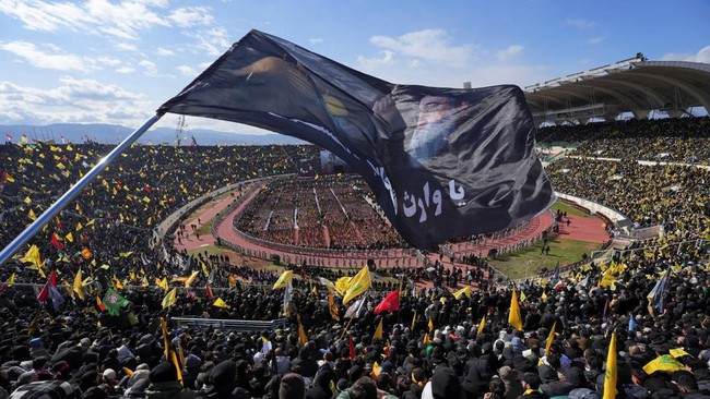 Sejumlah jet Angkatan Udara Israel terbang di atas pemakaman Pemimpin Hizbullah, Hassan Nasrallah, membawa pesan peringatan keras agar tak melawan Israel.