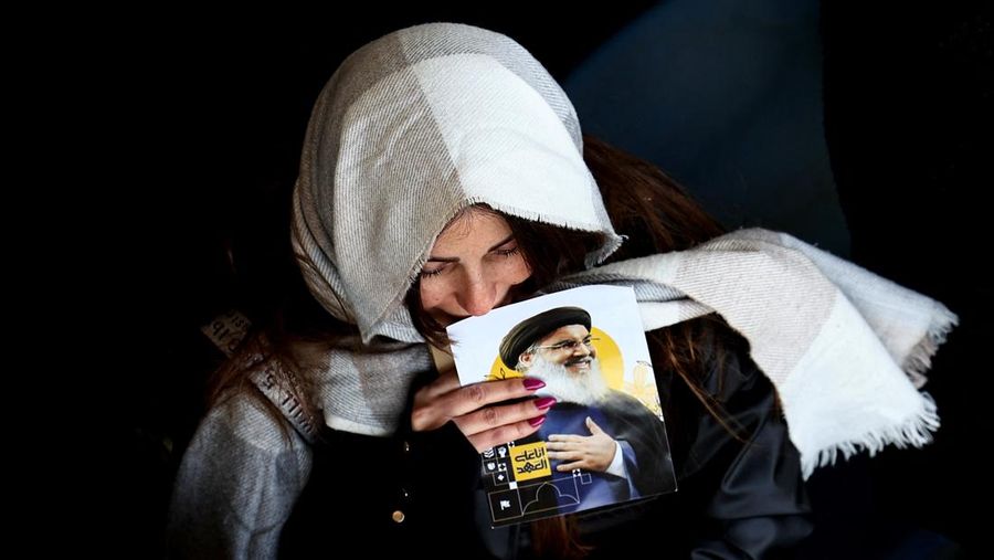Para pelayat berkumpul pada hari upacara pemakaman umum untuk mendiang pemimpin Hizbullah Hassan Nasrallah dan Hashem Safieddine, nan tewas dalam serangan udara Israel tahun lalu, di Stadion Olahraga Camille Chamoun, di pinggiran Beirut, Lebanon, 23 Februari 2025. Para pelayat berkumpul pada hari upacara pemakaman umum untuk mendiang pemimpin Hizbullah Hassan Nasrallah dan Hashem Safieddine, nan tewas dalam serangan udara Israel tahun lalu, di Stadion Olahraga Camille Chamoun, di pinggiran Beirut, Lebanon, 23 Februari 2025. (REUTERS/Thaier Al-Sudani)
