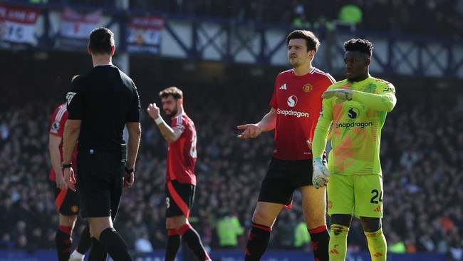 Harry Maguire kembali menjadi sorotan dalam laga tandang Manchester United ke markas Everton karena performa yang buruk di lini belakang.