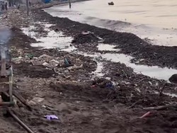 Bibir Pantai Makassar Berubah Jorok gegara Kiriman Sampah Kayu hingga 3 Km