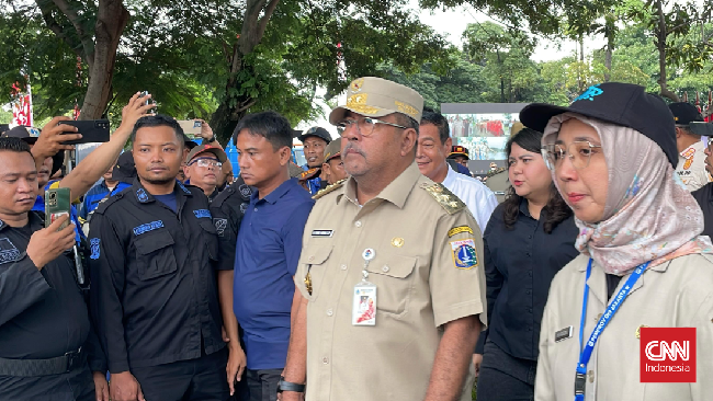 Wakil Gubernur DKI Jakarta Rano Karno memimpin apel pagi pengerukan sungai secara serentak yang digelar di Taman Waduk Pluit, Jakarta Utara, Minggu (23/2).