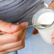 Rutin Konsumsi 1 Cangkir Kecil Greek Yogurt di Malam Hari, Ini Manfaatnya untuk Tubuh