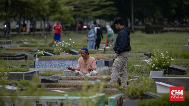 Saat Idul Fitri, banyak umat Islam melakukan ziarah kubur ke makam orang tua, keluarga, maupun ulama. Berikut tata cara ziarah kubur Lebaran.