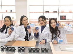 Jovi Adhiguna hingga Sunny Dahye Kunjungi Lab SKINTIFIC di Korsel