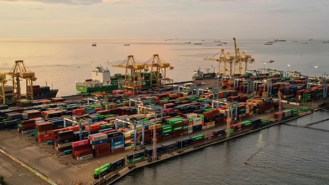 Pelindo menambah alat bongkar muat dan memperluas kapasitas TPK Semarang guna mendukung lonjakan arus peti kemas seiring pertumbuhan industri di Jawa Tengah.