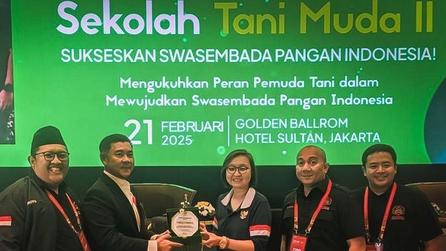 Wakil Bendum DPP Pemuda Tani, Ivan Victor Salim memberi plakat kepada Wamenekraf Irene Umar sebagai simbol kolaborasi dalam mendukung inovasi pertanian.