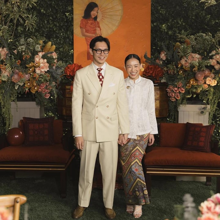 <p>Brandon Salim dan Dhika Himawan tengah diselimuti kebahagiaan setelah mengumumkan telah mengadakan lamaran secara resmi kepada publik. Acara tersebut diadakan di rumah. (Foto: Instagram@brandonsalim)</p>