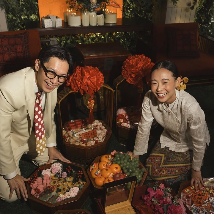 <p>Brandon pun menambahkan alasanya memilih jajanan jadul sebagai hantaran lamaran. "Kita selalu menghargai nenek moyang dan tradisinya. Jadi, isi baki semuanya jajanan jadul," ungkapnya. (Foto: Instagram@brandonsalim)</p>