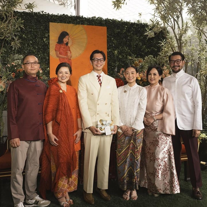 <p>Momen lamaran itu baru saja dibagikan Brandon dan Dhika melalui beberapa foto yang diunggah di akun Instagram pribadinya. “Lamaran di rumah,” tulis Brandon dilengkapi dengan emotikon bentuk hati, dikutip dari laman Instagram <em>@</em>brandsonsalim<em>,</em> Senin (24/2/2025). (Foto: Instagram@brandonsalim)</p>