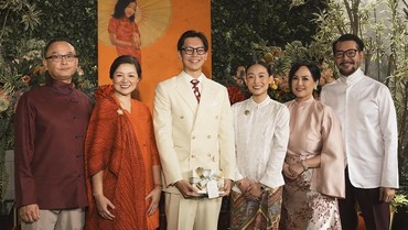 img-title Ferry Salim Beri Pesan Haru Usai Brandon Salim dan Dhika Himawan Lamaran