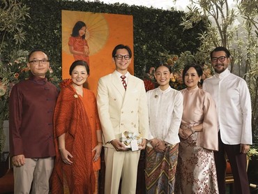 img-title Ferry Salim Beri Pesan Haru Usai Brandon Salim dan Dhika Himawan Lamaran