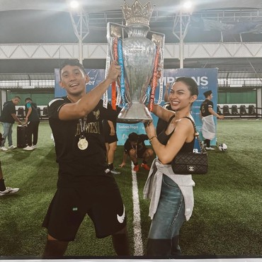 Menang Tanding Bola, Foto Daffa Wardhana dan Ariel Tatum Pegang Piala Disorot
