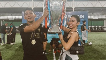 Menang Tanding Bola, Foto Daffa Wardhana dan Ariel Tatum Pegang Piala Disorot