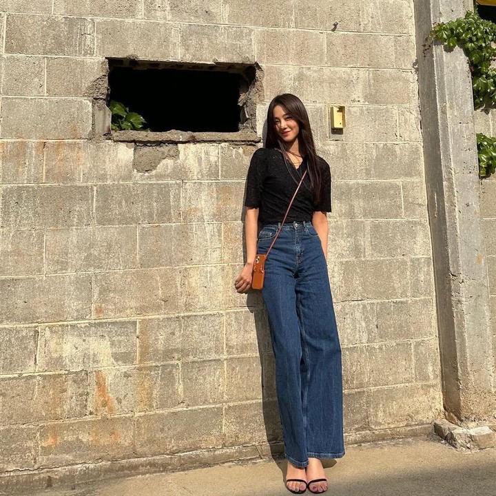 <p>Penampilan kasual Ji Eun lainnya yang dapat Bunda ikuti mungkin seperti foto berikut ini. Ia mengenakan baju berwarna hitam lengan pendek dan celana jeans <em>highwaist. </em>“Tinggi sekali dan cantik,” tulis akun <em>@osanghu****. </em>(Foto: Instagram@hanjieun0603)</p>