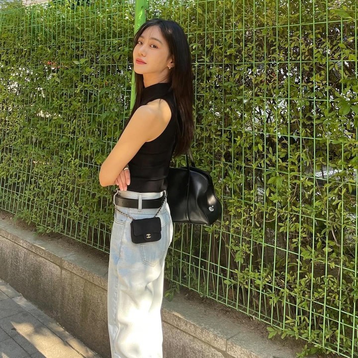 <p>Misalnya saja, seperti <em>outfit</em>-nya berikut ini. Ji Eun terlihat mengenakan baju tanpa lengan berwarna hitam yang dipadukan dengan celana panjang putih. Ia pun melengkapi penampilannya itu dengan mengenakan ikat pinggang hitam. (Foto: Instagram@hanjieun0603)</p>