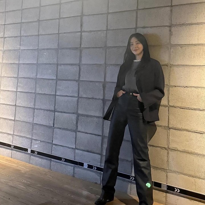 <p>Ji Eun berhasil memerankan karakternya sebagai guru di tengah murid-muridnya yang kacau. Selain pandai dalam beradu akting, perempuan 37 tahun ini juga tampaknya ahli dalam padu pada <em>outfit</em>. (Foto: Instagram@hanjieun0603)</p>