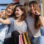 5 Zodiak yang Paling Social Butterfly, Kemana-mana Punya Banyak Teman!