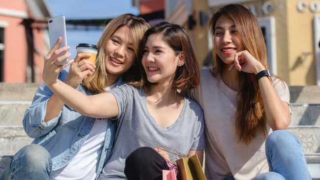 5 Zodiak yang Paling Social Butterfly, Kemana-mana Punya Banyak Teman!