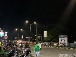 Polisi Bubarkan Massa Demo Indonesia Gelap di Depan Kampus UMI Makassar