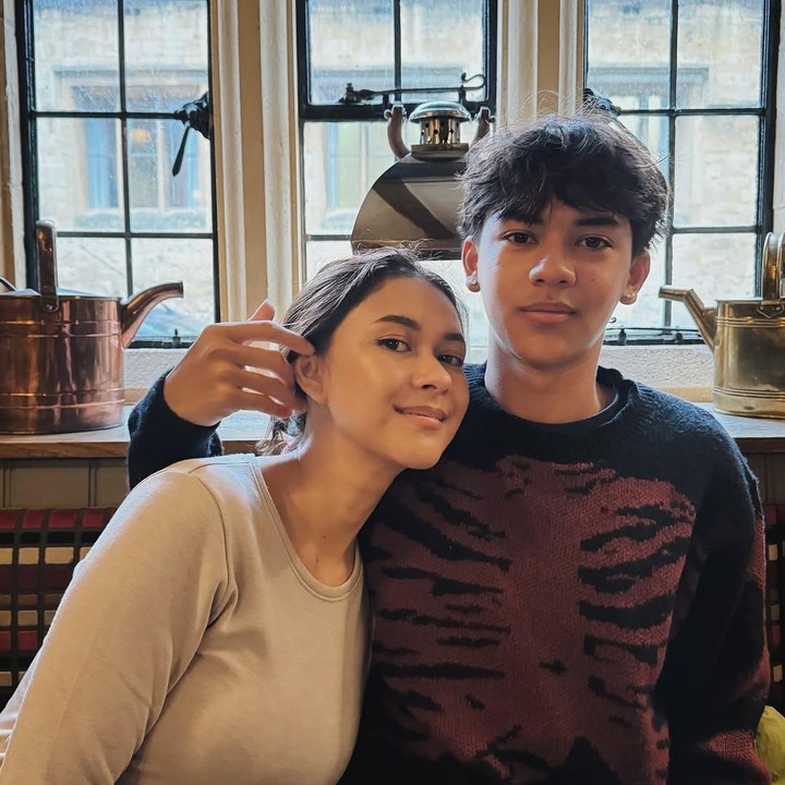 <p>Meski sudah tidak lagi kecil, jiwa iseng Jason masih terus melekat, nih. Belum lama ini, Andrew membagikan momen iseng Jason yang memainkan telinga sang Bunda. (Foto: Instagram: @andrew.white._)</p>