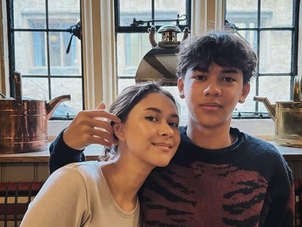 Nana Mirdad Jadi Korban Keisengan Anak Lelakinya, Intip 5 Potret Kedekatannya Bersama Jason