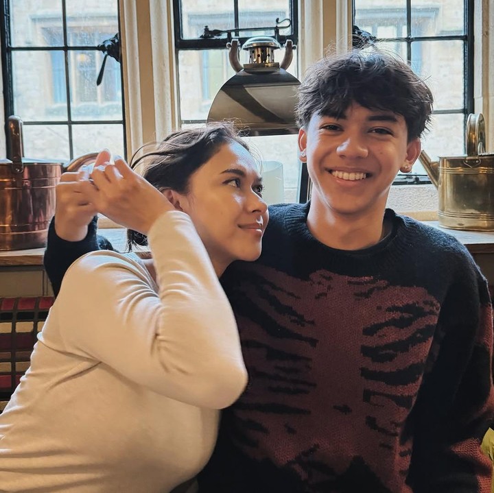 <p>"Tidak Ayahnya, tidak anaknya. Ketika kamu mewarisi gen menyebalkanmu ke anakmu hehe. Kasihan Mommy. Mommy benci Jason bermain-main dengan telinganya," tutur Andrew. (Foto: Instagram: @andrew.white._)</p>