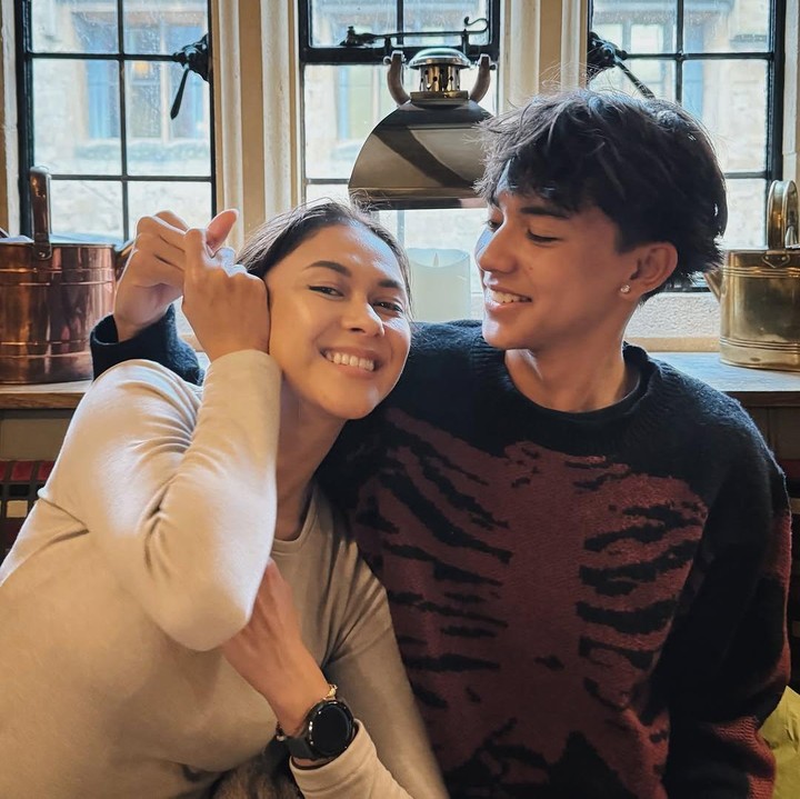 <p>Banyak netizen yang salah fokus dengan wajah tampan pria 19 tahun ini. Tidak sedikit juga yang mengatakan Jason semakin mirip dengan sang Bunda. (Foto: Instagram: @andrew.white._)</p>