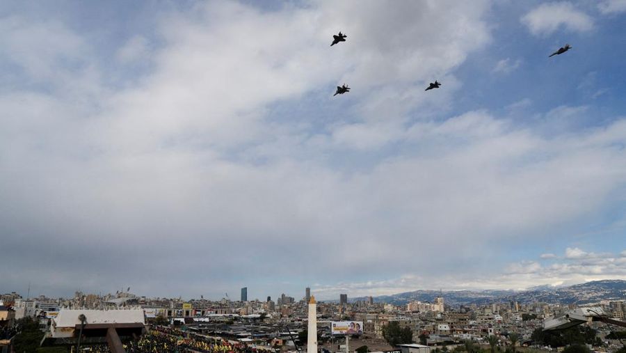 Jet tempur Israel terbang selama upacara pemakaman umum pemimpin Hizbullah Hassan Nasrallah dan Hashem Safieddine, nan tewas dalam serangan udara Israel tahun lalu, di pinggiran Beirut, Lebanon, 23 Februari 2025. Jet tempur Israel terbang selama upacara pemakaman umum pemimpin Hizbullah Hassan Nasrallah dan Hashem Safieddine, nan tewas dalam serangan udara Israel tahun lalu, di pinggiran Beirut, Lebanon, 23 Februari 2025. (REUTERS/Ali Allouch)
