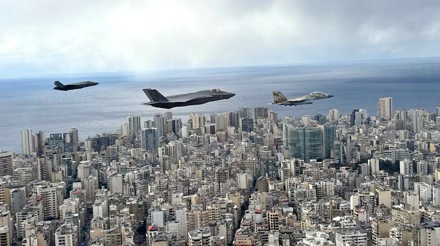 Jet tempur Israel terbang selama upacara pemakaman umum pemimpin Hizbullah Hassan Nasrallah dan Hashem Safieddine, nan tewas dalam serangan udara Israel tahun lalu, di pinggiran Beirut, Lebanon, 23 Februari 2025. Jet tempur Israel terbang selama upacara pemakaman umum pemimpin Hizbullah Hassan Nasrallah dan Hashem Safieddine, nan tewas dalam serangan udara Israel tahun lalu, di pinggiran Beirut, Lebanon, 23 Februari 2025. (REUTERS/Ali Allouch)