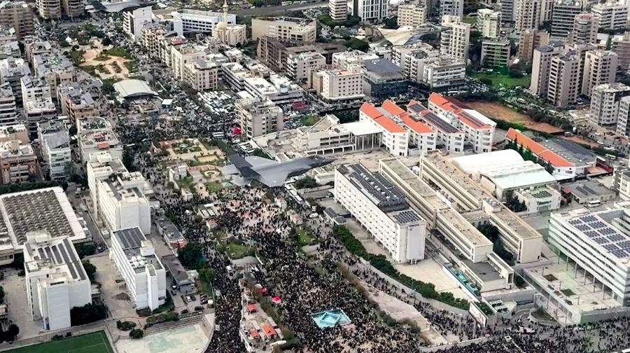 Jet tempur Israel terbang selama upacara pemakaman umum pemimpin Hizbullah Hassan Nasrallah dan Hashem Safieddine, nan tewas dalam serangan udara Israel tahun lalu, di pinggiran Beirut, Lebanon, 23 Februari 2025. Jet tempur Israel terbang selama upacara pemakaman umum pemimpin Hizbullah Hassan Nasrallah dan Hashem Safieddine, nan tewas dalam serangan udara Israel tahun lalu, di pinggiran Beirut, Lebanon, 23 Februari 2025. (REUTERS/Ali Allouch)