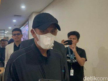 Warga Syukuran Cukur Gundul Usai Kades Kohod Ditahan Kasus Pagar Laut
