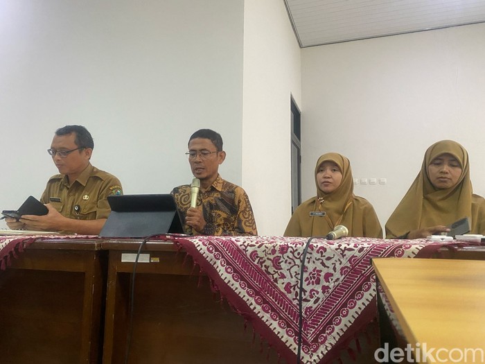 Ketua Yayasan Al Madani Banjarnegara ditemani Kepala Dinas Pendidikan, Pemuda dan Olahraga Banjarnegara dan kepala sekolah SD IT Mutiara Hati saat jumpa pers di Kantor Dindikpora Banjarnegara, Senin (24/2/2025).