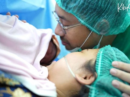 Momen Haru Kiky Saputri Melahirkan Didampingi Suami & Keluarga, Intip 5 Potretnya