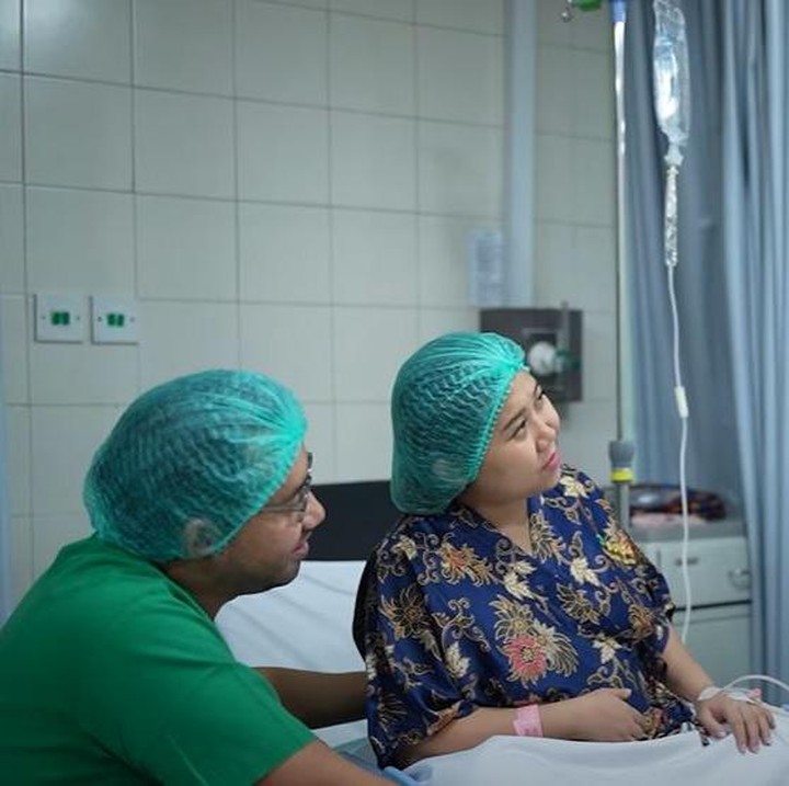 <p>Presenter dan stand up comedian Kiky Saputri melahirkan anak pertama berjenis kelamin perempuan pada Kamis, (20/2/25), yang diberi nama Kayesha Nadha Khairi. Melalui unggahan di YouTube miliknya, Kiky membagikan proses persalinannya yang dilakukan melalui operasi caesar. (Foto: YouTube Kiky Saputri Official)</p>