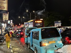 Massa Demo Kini Tutup Jalan di Depan Kampus UMI Makassar, Lalin Lumpuh