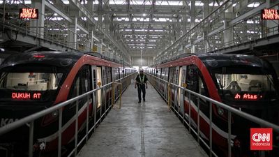 LRT Jabodebek menggelar tour Depo atau melihat secara langsung tempat penyimpanan, perawatan dan perbaikan kereta tanpa masinis di Jati Mulya, Bekasi, Jawa Barat, Senin (24/2/2025). (CNN Indonesia/Adi