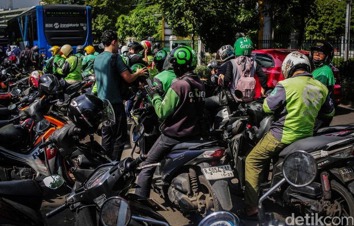Ojek online menjadi solusi transportasi yang praktis dan cepat bagi masyarakat. Yuk lihat kesibukan para driver di tengah tuntutan dapat tunjangan hari raya (THR).