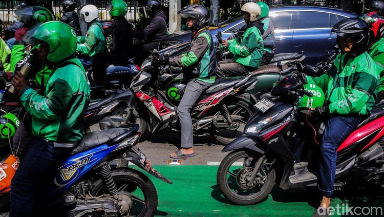Melihat Kesibukan Ojol 'Ngebid' di Tengah Permintaan THR Ojek online menjadi solusi transportasi yang praktis dan cepat bagi masyarakat. Yuk lihat kesibukan para driver di tengah tuntutan dapat tunjangan hari raya (THR).