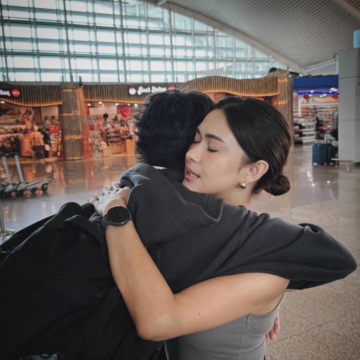 <p>Beberapa waktu lalu, Nana dan Andrew nampak membagikan momen haru ketika melepas Jason kuliah ke Australia. Nana nampak memeluk sang putra dengan penuh sayang meski sering menjadi korban keisengannya. (Foto: Instagram: @andrew.white._)</p>