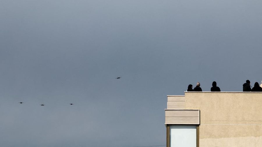 Jet tempur Israel terbang selama upacara pemakaman umum pemimpin Hizbullah Hassan Nasrallah dan Hashem Safieddine, nan tewas dalam serangan udara Israel tahun lalu, di pinggiran Beirut, Lebanon, 23 Februari 2025. Jet tempur Israel terbang selama upacara pemakaman umum pemimpin Hizbullah Hassan Nasrallah dan Hashem Safieddine, nan tewas dalam serangan udara Israel tahun lalu, di pinggiran Beirut, Lebanon, 23 Februari 2025. (REUTERS/Ali Allouch)